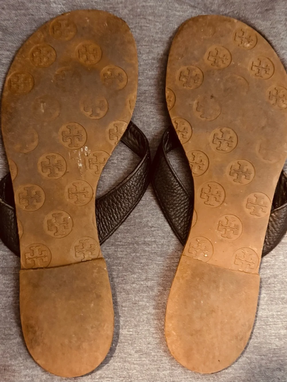 Tory Burch Black Leather Flip Sandals with Gold Logo - Picture 3 of 3